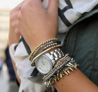 HOW TO MIX METAL COLORS IN ACCESSORIES